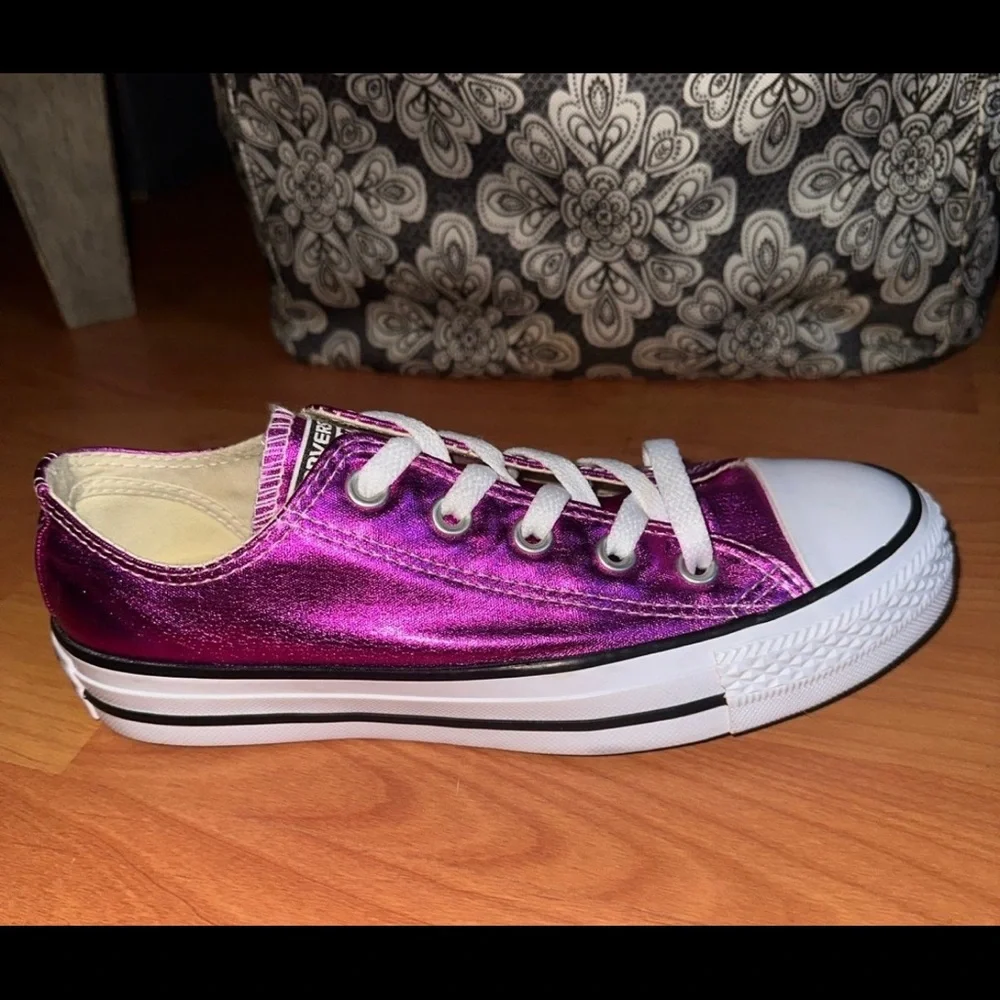 SOLD!! Converse Women’s Chuck Taylor Sneakers in Metallic Magenta. - Picture 5 of 10